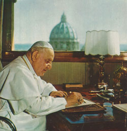 Jean XXIII à son bureau de la tour Saint-Jean, en septembre 1962.