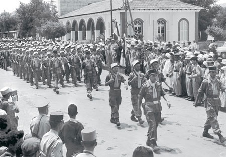 Le Capitaine Le Pivain défilant en juin 1958, dans Djelfa, à la tête de sa compagnie du 5e REI.