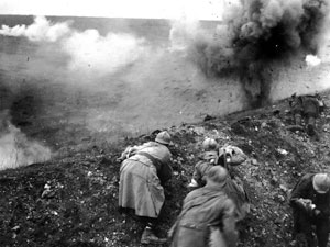 Soldats français sous le feu de l’artillerie allemande.