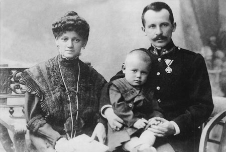 Avec ses parents Karol et Emilia en 1922