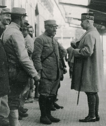 Le général Pétain avec des permissionnaires