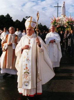 Le cardinal Ratzinger à Fatima le 13 octobre 1996.