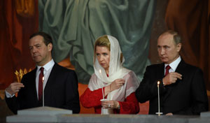 Dmitri Medvedev, son épouse et Vladimir Poutine à l'office pascal