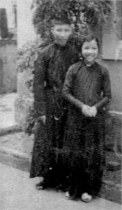 Van et sa sœur Anne-Marie Tê à Hanoï en 1948