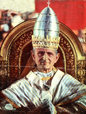 Paul VI coiffé de la tiare dessinée par lui-même.