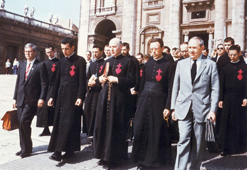 L'abbé de Nantes, entouré de ses frères et de membres de la CRC, se dirige  vers le palais du Saint-Office, le 13 mai 1983, pour y remettre le deuxième Liber.
