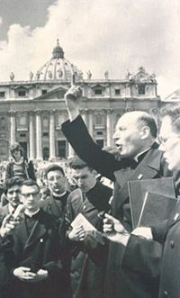 Remise du Liber I par l'abbé de Nantes le 10 avril 1973 à Rome.