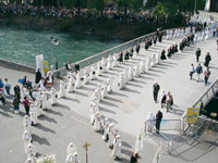 Procession eucharistique à Lourdes