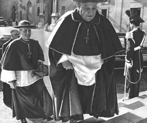 Le cardinal Roncalli arrivant au conclave en compagnie du cardinal Léger