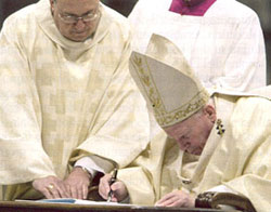 Jean-Paul II signe l'encyclique le 17 avril 2003, durant la messe du Jeudi saint.