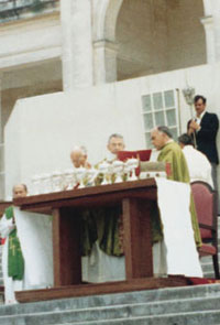 Le cardinal Luciani célèbre la messe à Fatima, le 10 juillet 1977.