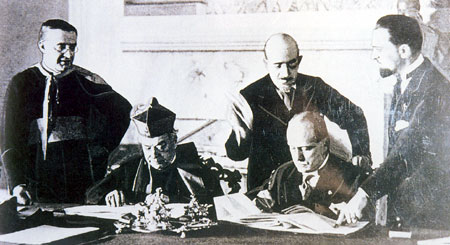 Le cardinal Gasparri et Mussolini lors de la signature des Accords du Latran