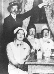 En 1914, Édith se présente à la Croix-Rouge