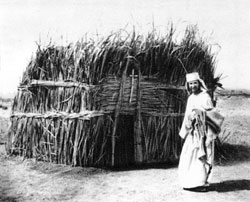 Le Père de Foucauld devant sa première hutte à Tamanrasset.