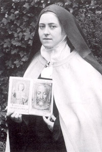 Sainte Thérèse portant une reproduction de la Sainte Face