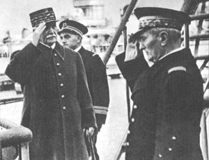 Le maréchal Pétain, en visite sur le Strasbourg, est salué par l'amiral Darlan.