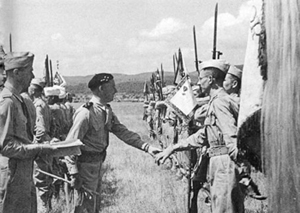 Prise d’armes à la Division Marocaine, en mai 1944. Au premier plan, le général Juin.