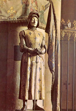 Jeanne, pendant le sacre de Charles VII dans la cathédrale de Reims.