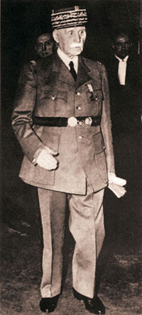 Le maréchal Pétain entrant dans la salle du palais de Justice de Paris, le 23 juillet 1945.