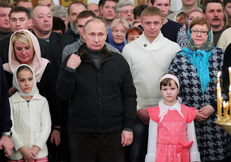 Vladimir Poutine dans une église avec les fidèles Vladimir Poutine dans une église