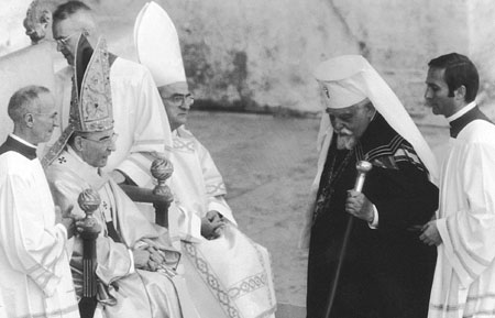 Le cardinal Joseph Slipyj, archevêque de Lviv des Ukrainiens, rend hommage au Saint-Père.