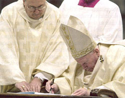 Jean-Paul II signe l'encyclique le 17 avril 2003, durant la messe du Jeudi saint. Jean-Paul II signe l'encyclique le 17 avril 2003, durant la messe du Jeudi saint.