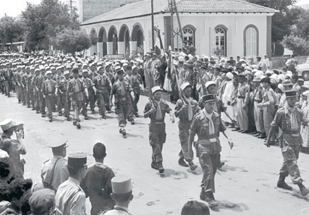 Le Capitaine Le Pivain défilant en juin 1958, dans Djelfa, à la tête de sa compagnie du 5e REI.