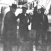 Le Maréchal en compagnie du commandant de L’Amiral-Mouchez