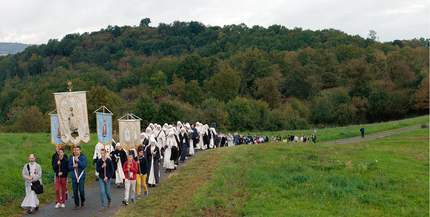 L’un de nos groupes de pèlerins se rendant de Monléon à Garaison.