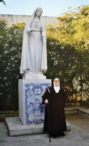 Sœur Lucie dans le jardin du carmel de Coïmbre en 2002