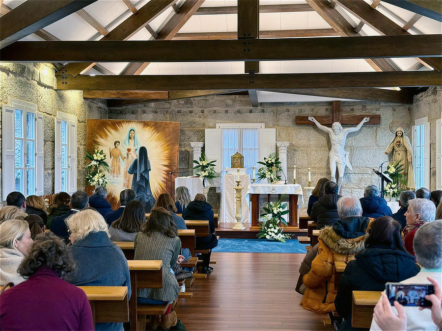 À Pontevedra, dans l’ancien couvent des religieuses dorothées, l’étage, où se trouvait la petite chambre de sœur Lucie, a été transformé en une grande chapelle.
