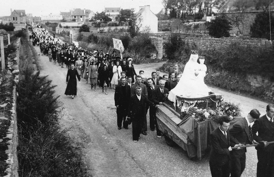 La Vierge du Grand Retour dans le Finistère, ici sur le route de Plobannalec (archives du diocèse de Quimper, collections numérisées).