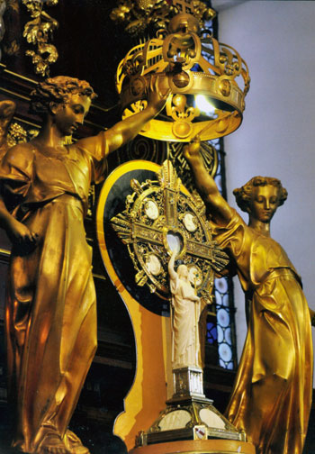 Sur l’autel, le pied de l’ostensoir est formé d’une petite statue de sainte Odile en ivoire, pointant le doigt vers l’Hostie sainte