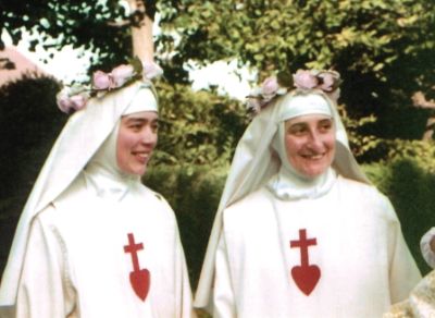 Le jour de ses vœux perpétuels, 5 août 1982, avec sœur Godelieve.