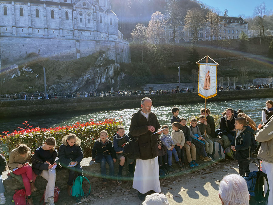 Devant la grotte de Lourdes. Devant la grotte de Lourdes.