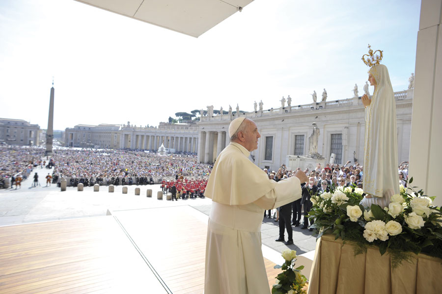 En 2015, place Saint-Pierre, le pape François priant devant la statue de Notre-Dame de Fatima.