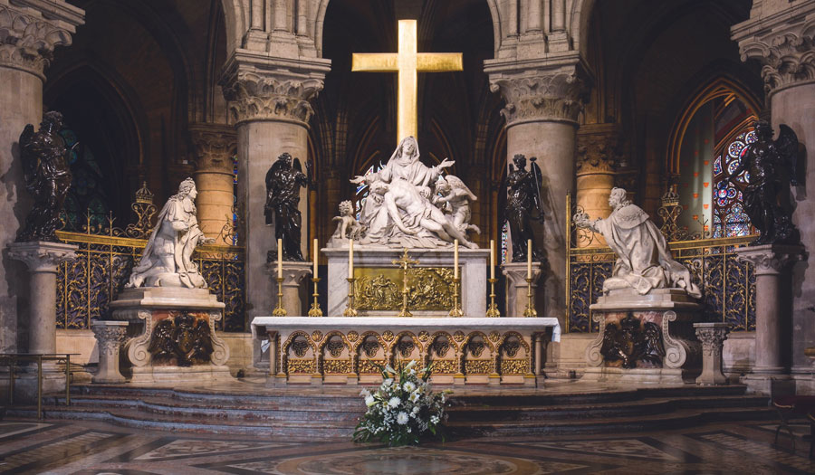 Le groupe sculpté commémorant le Vœu de Louis  XIII, dans le chœur de la cathédrale Notre-Dame de Paris.