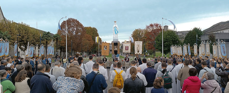 Renouvellement, après la messe, de la consécration de la Phalange à l’Immaculée Conception au pied de la Vierge couronnée Renouvellement, après la messe, de la consécration de la Phalange à l’Immaculée Conception au pied de la Vierge couronnée.