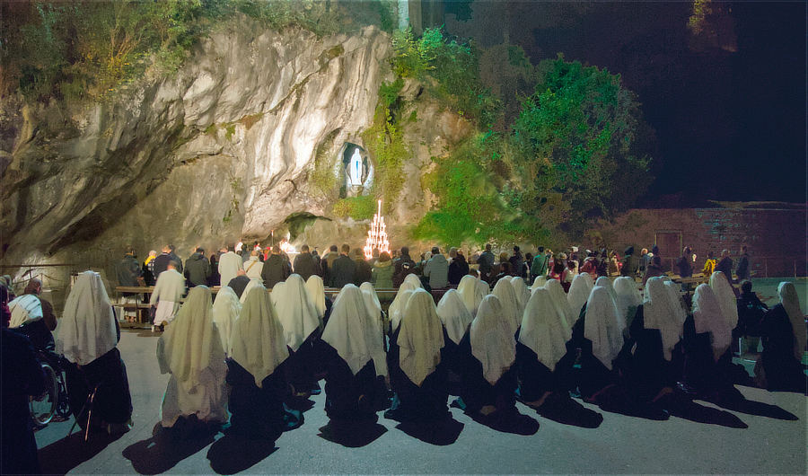 La grotte de Lourdes. La grotte de Lourdes.