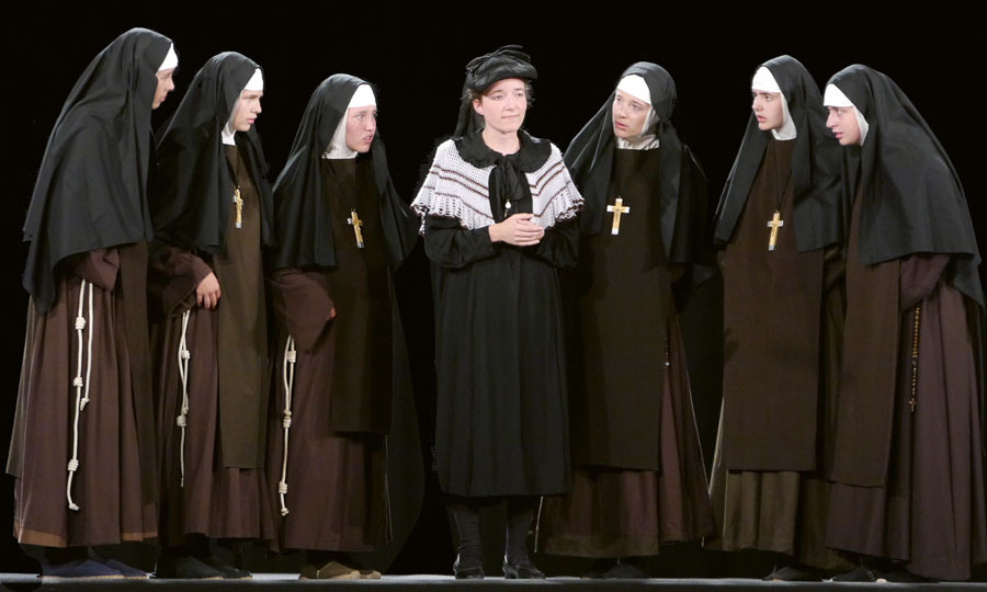 Maria Dabrowska raconte aux religieuses féliciennes le secret intime de son fils Raymond. Maria Dabrowska raconte aux religieuses féliciennes le secret intime de son fils Raymond.