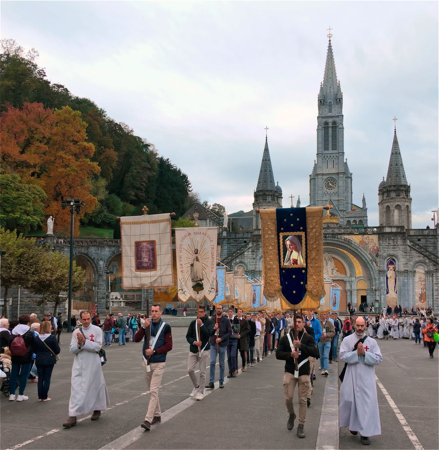 Procession devant le parvis de la basilique. Procession devant le parvis de la basilique.
