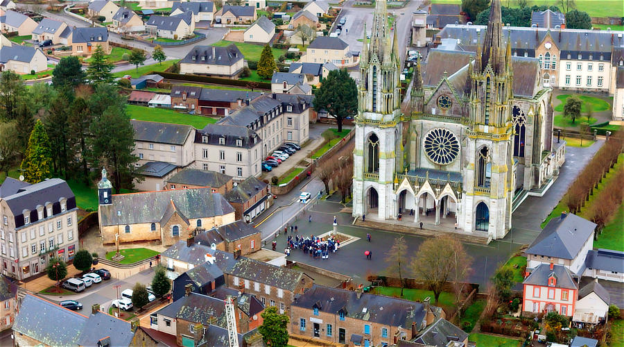 Vue aérienne du sanctuaire de Notre-Dame de Pontmain.