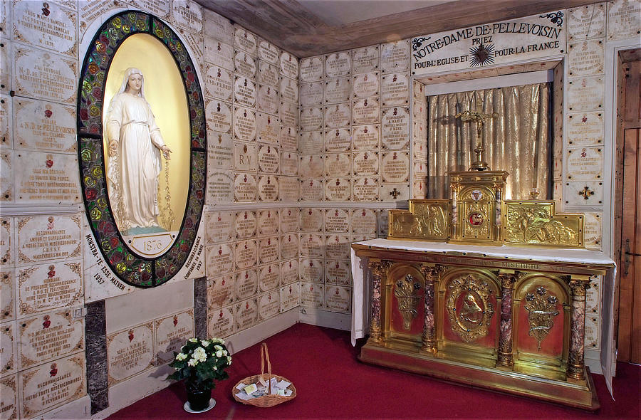 Chambre des apparitions transformée en chapelle