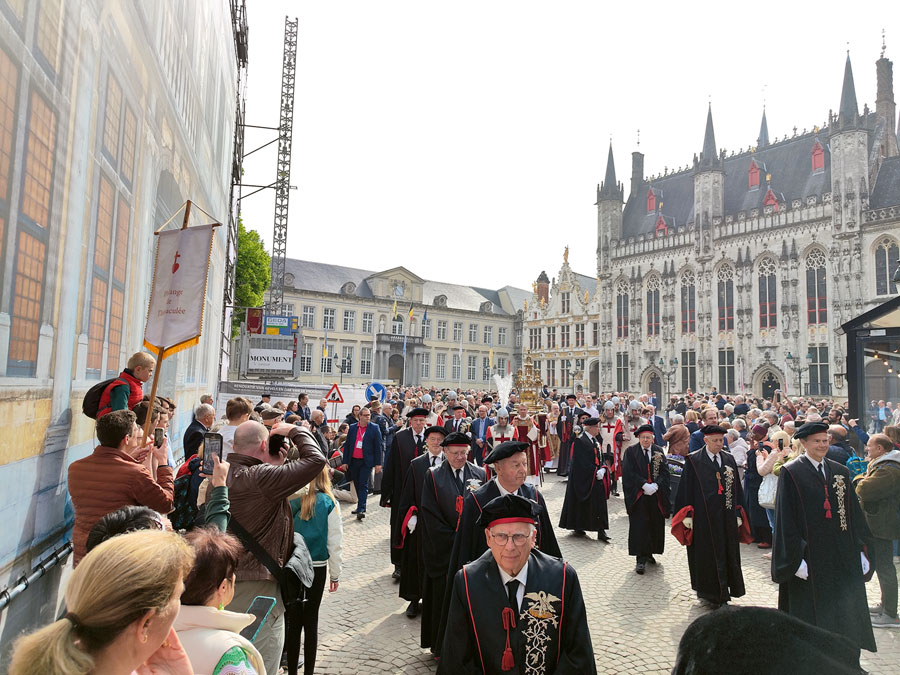 Transfert de la relique de la place du Burg à la cathédrale Saint-Sauveur.