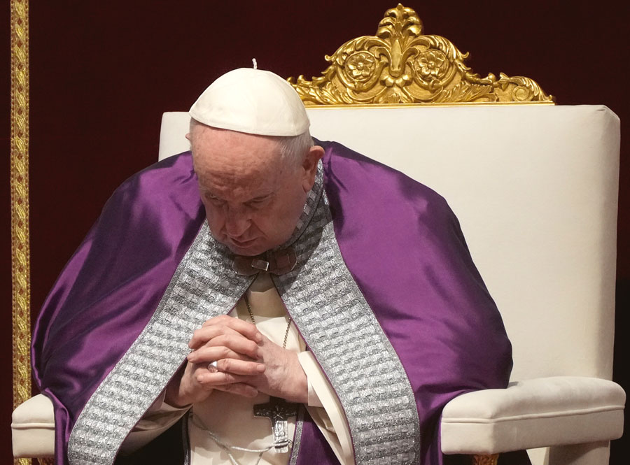 Le Pape François pendant la consécration.