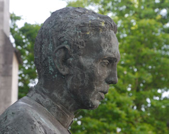 Statue d’Edward Poppe élevée à Tamise au moment de sa béatification (1999).