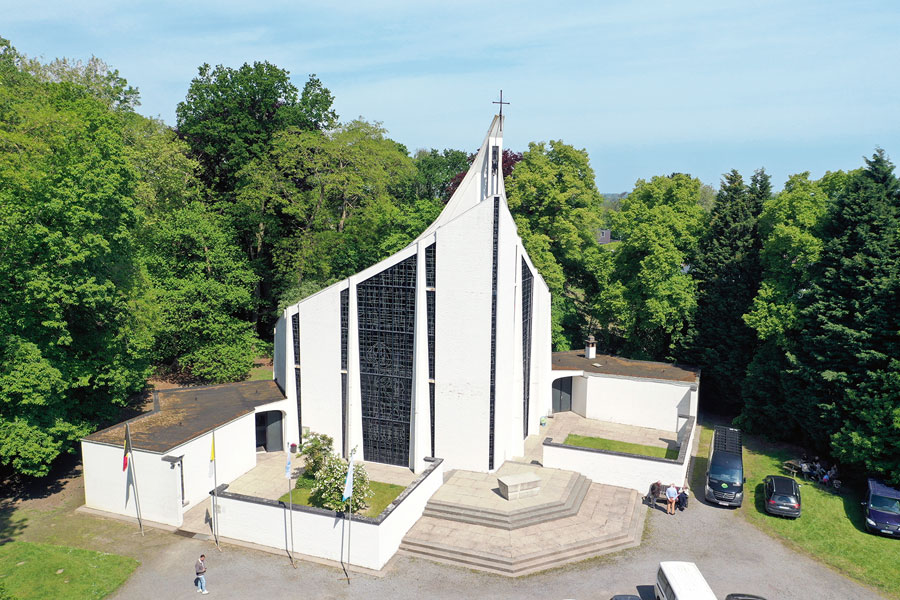 Chapelle Saint-Pie X, à Moerzeke (1962), où reposent les restes de l’abbé Poppe.