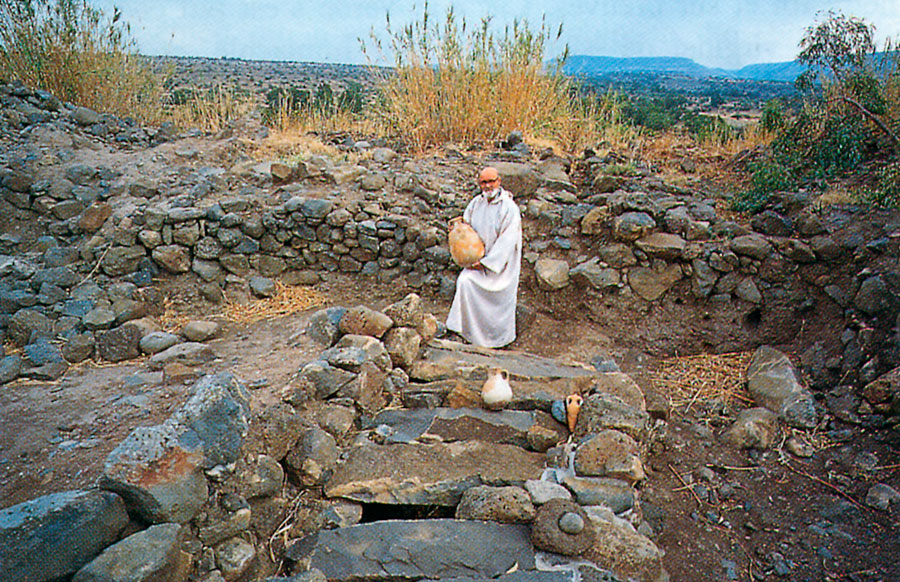 Père Bargil Pixner dans les ruines de Bethsaïde.